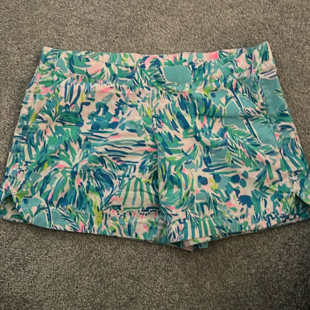 Lilly Pulitzer shorts with pockets in a small Great condition!